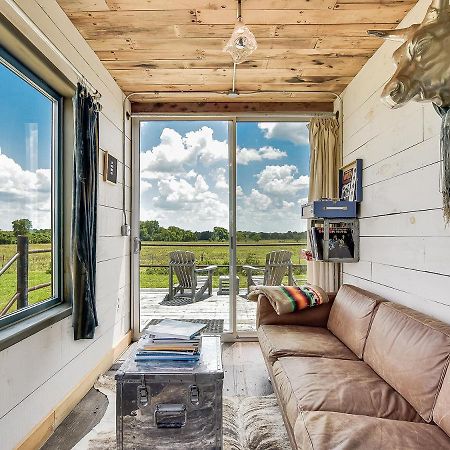 Flophouze Shipping Container Hotel Round Top エクステリア 写真