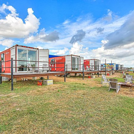 Flophouze Shipping Container Hotel Round Top エクステリア 写真