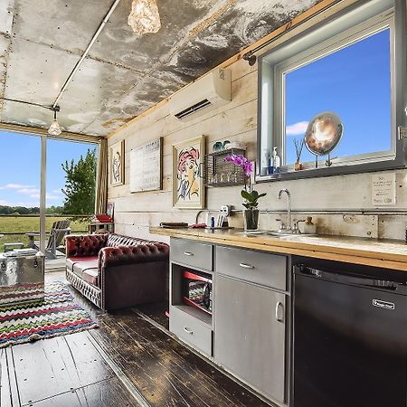 Flophouze Shipping Container Hotel Round Top エクステリア 写真