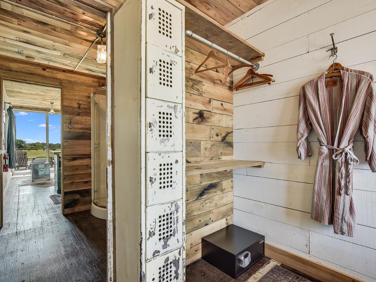 Flophouze Shipping Container Hotel Round Top エクステリア 写真