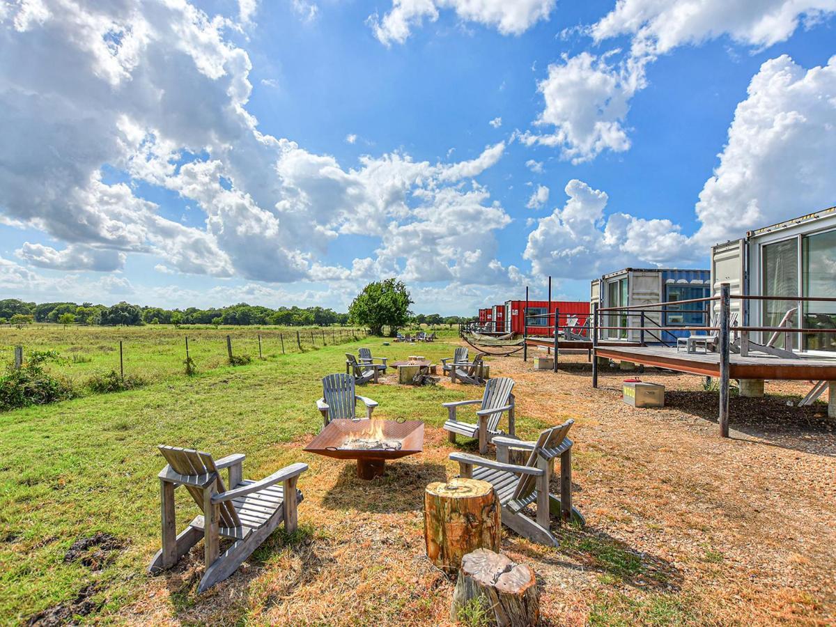 Flophouze Shipping Container Hotel Round Top エクステリア 写真