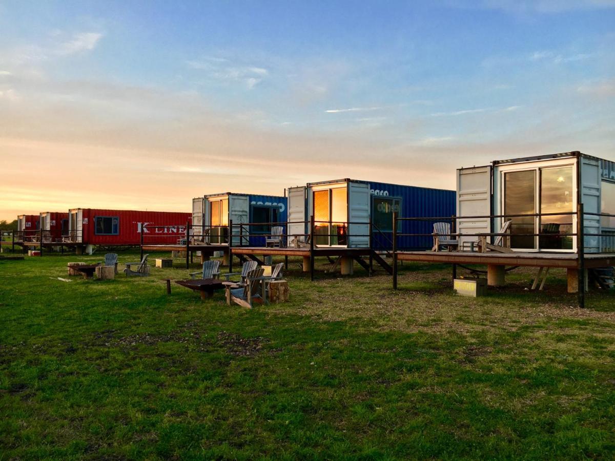 Flophouze Shipping Container Hotel Round Top エクステリア 写真