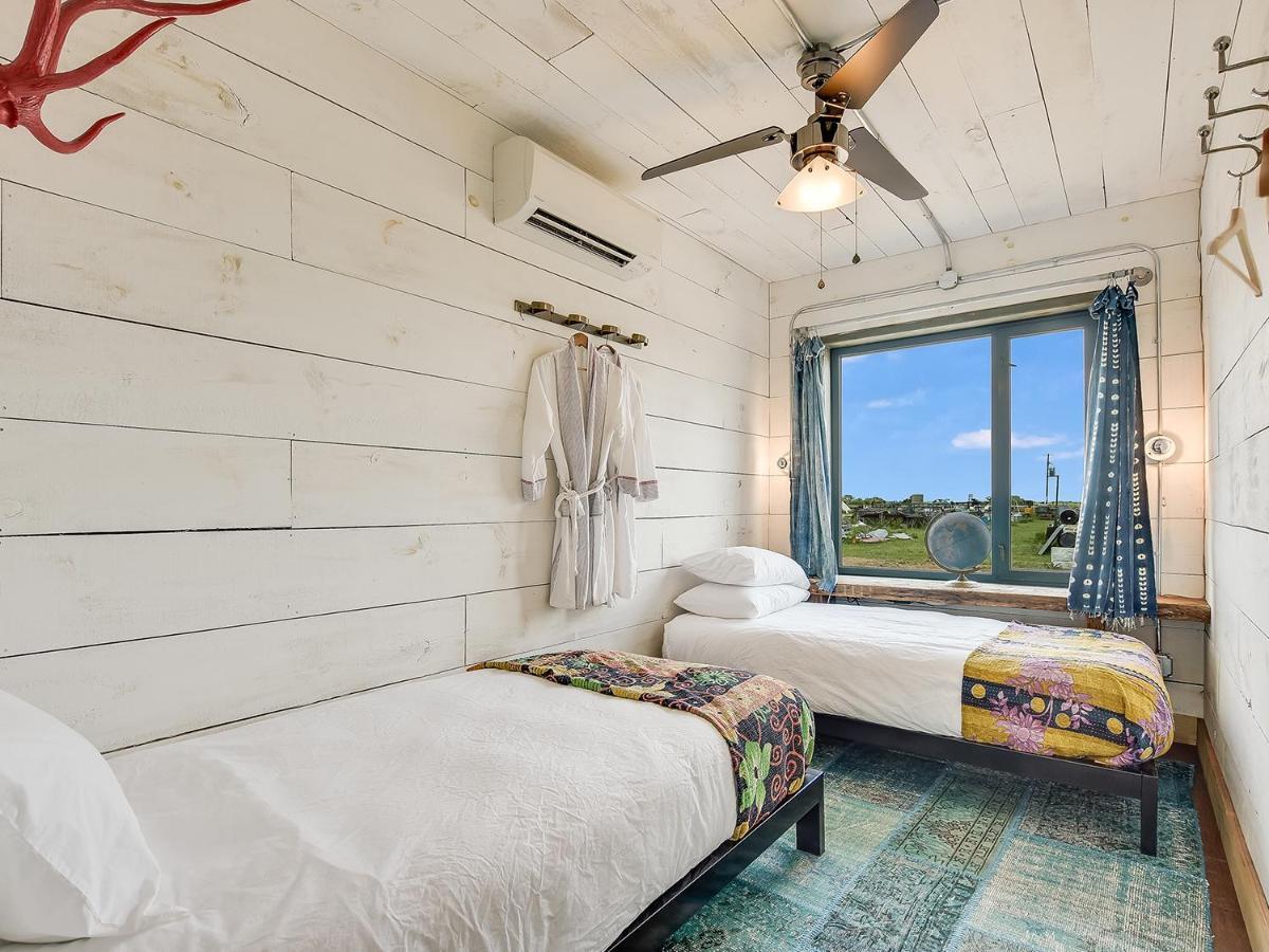 Flophouze Shipping Container Hotel Round Top エクステリア 写真