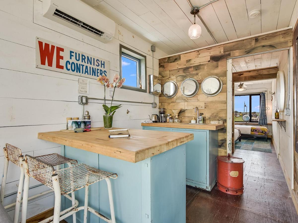 Flophouze Shipping Container Hotel Round Top エクステリア 写真