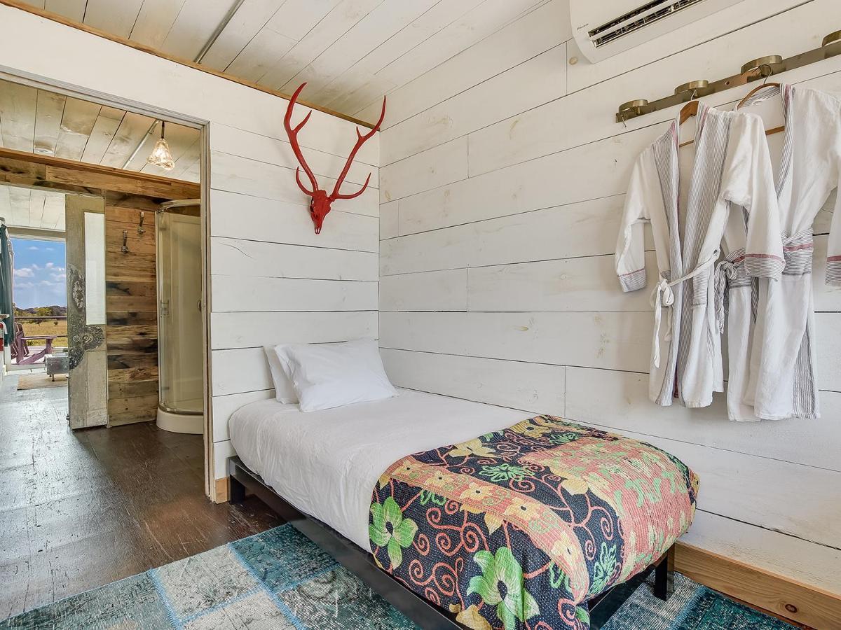 Flophouze Shipping Container Hotel Round Top エクステリア 写真
