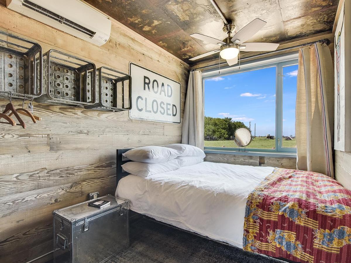 Flophouze Shipping Container Hotel Round Top エクステリア 写真