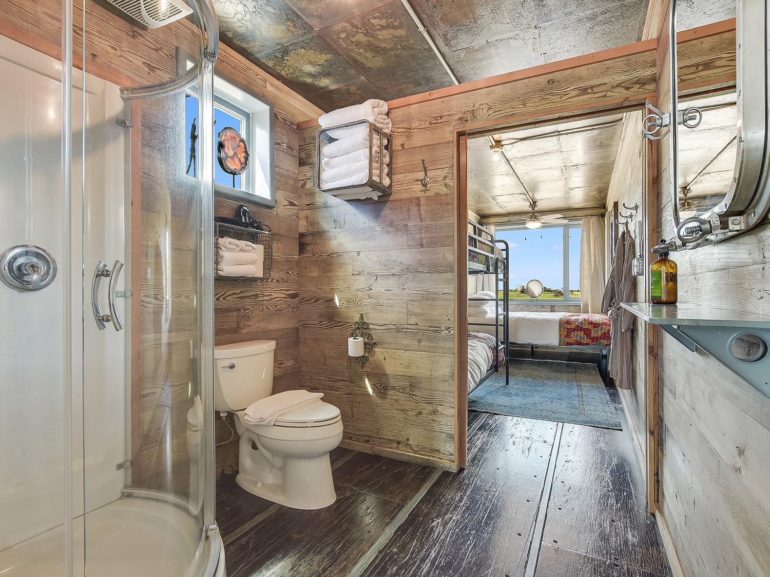 Flophouze Shipping Container Hotel Round Top 部屋 写真