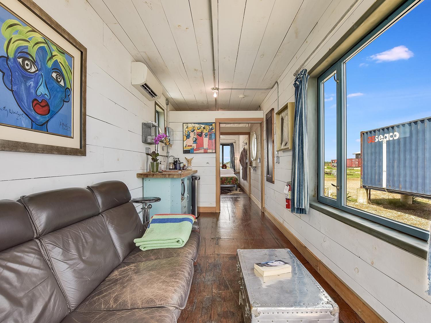 Flophouze Shipping Container Hotel Round Top 部屋 写真
